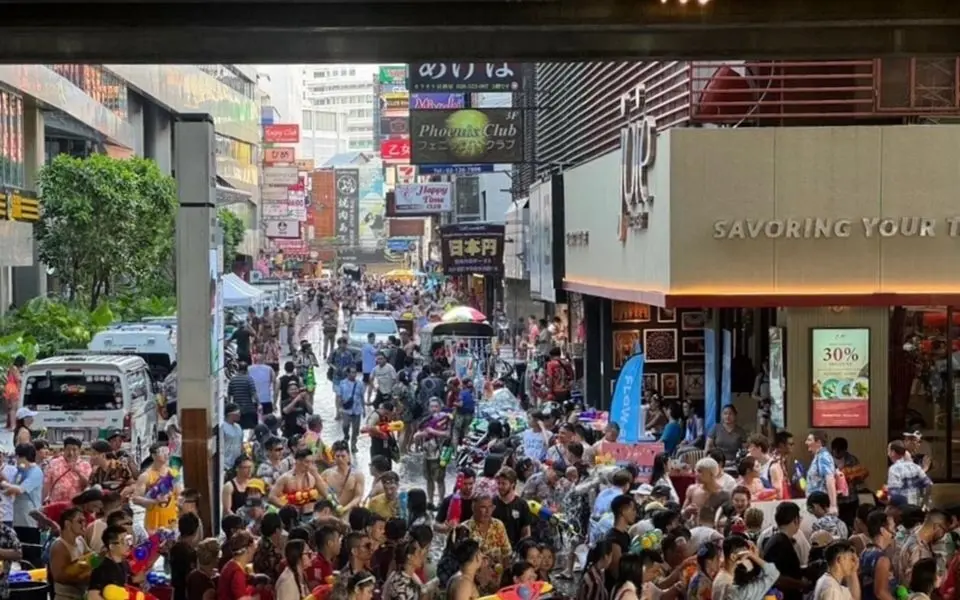 111.000 feiern Songkran – Polizei warnt vor Risiko-Zonen