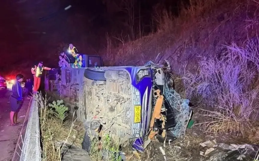 17 Tote und viele Verletzte nach verheerendem Busunfall in Prachinburi – Augenzeugen berichten von Bremsversagen