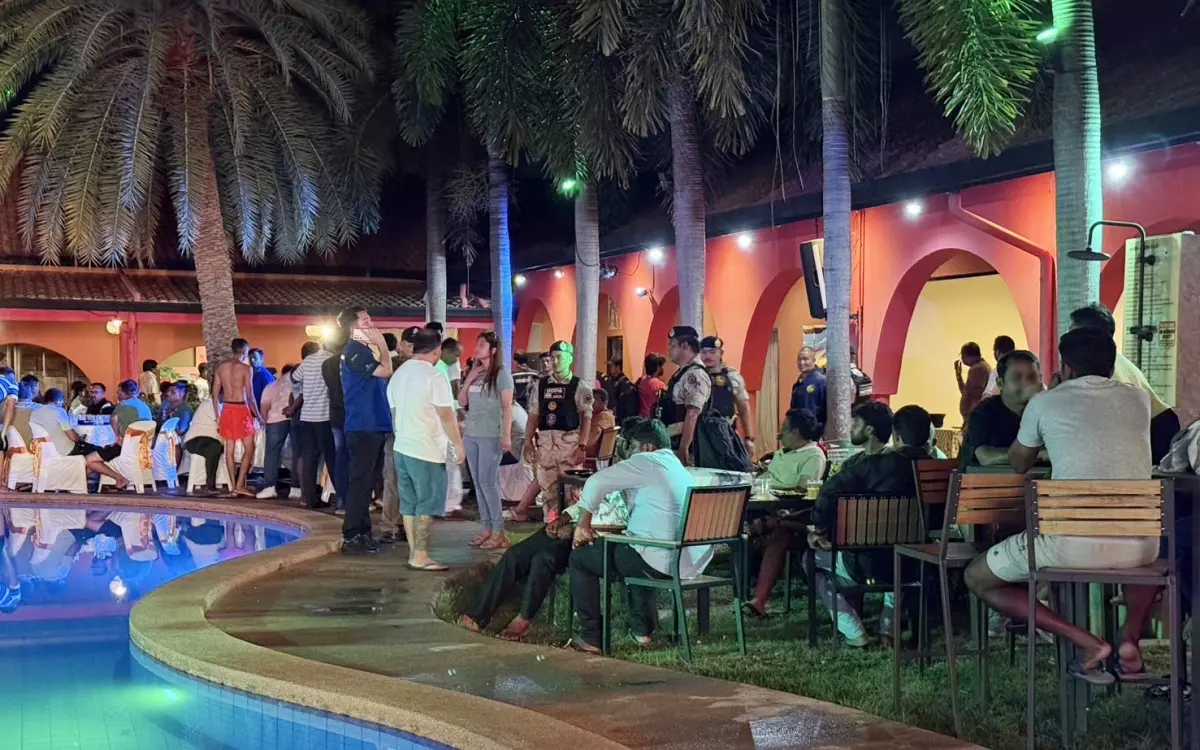 200 Inder bei illegaler Pool-Party