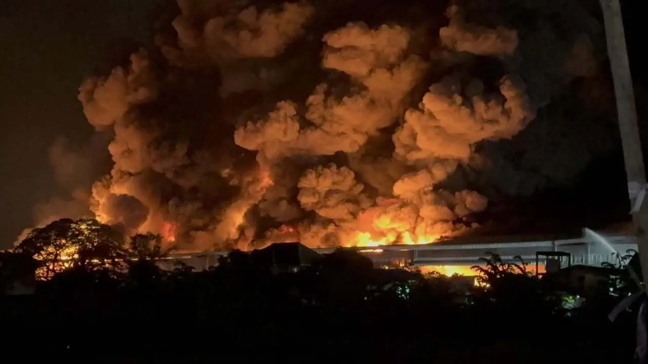 Großbrand in Lagerhalle außer Kontrolle