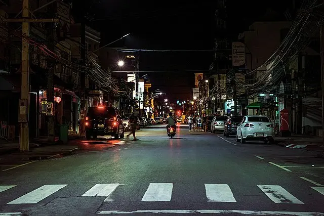 Immer auf der sicheren Seite: Polizei in Phuket stoppt illegal modifizierte Motorräder von Ausländern