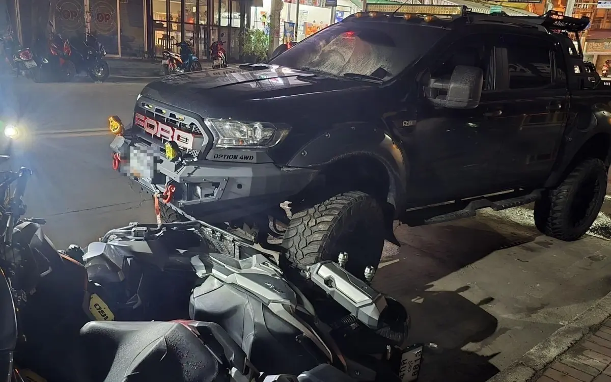 Alkohol-Exzess in Pattaya: Chinese kracht betrunken in parkende Fahrzeuge