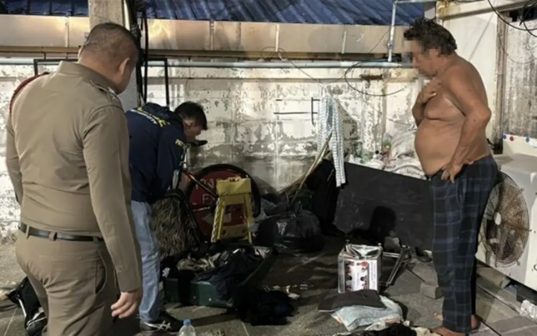 Amerikaner wegen Raubes einer Spendenbox vor der Polizeiwache von Pattaya verhaftet