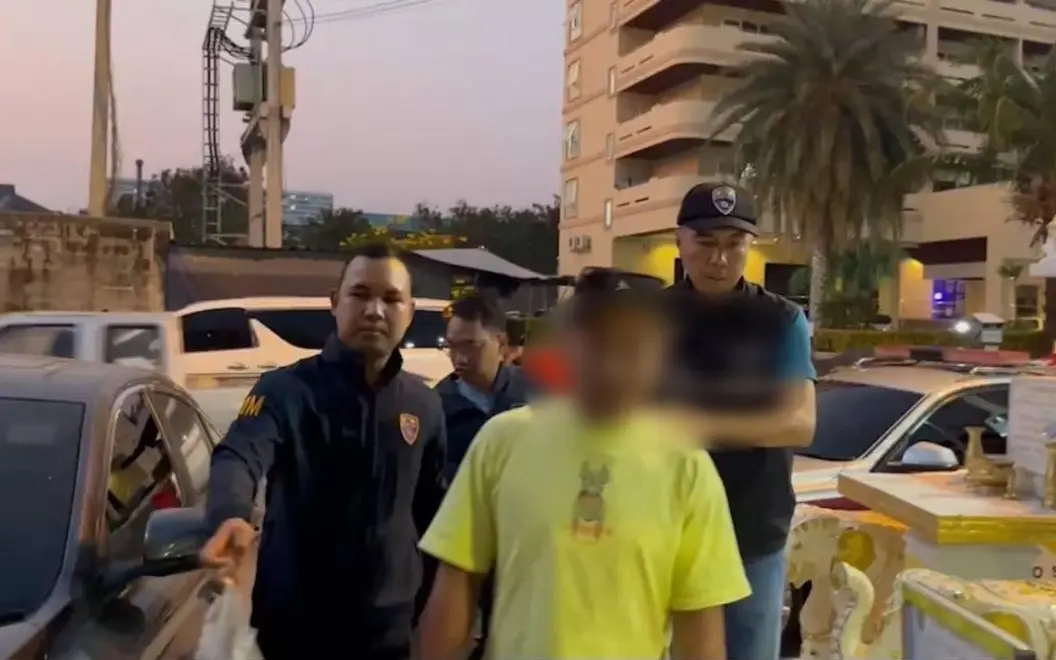 Ausländer in Pattaya wegen umfangreichen Betrugs und illegalem Aufenthalt festgenommen