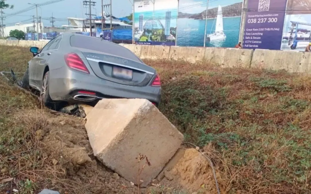 Ausländischer Mercedes-Raser flüchtet nach Crash in Pattaya