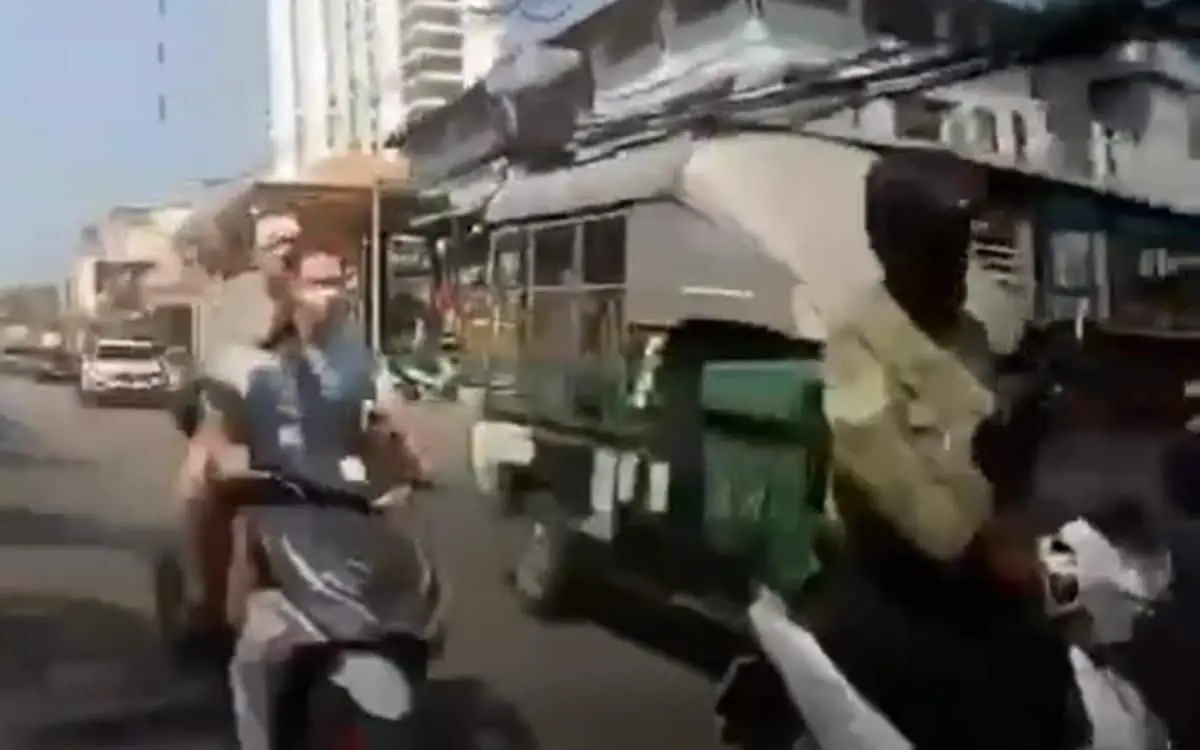 Ausländischer Motorradfahrer flüchtet nach Zusammenstoß mit thailändischem Lieferfahrer – Video aufgetaucht