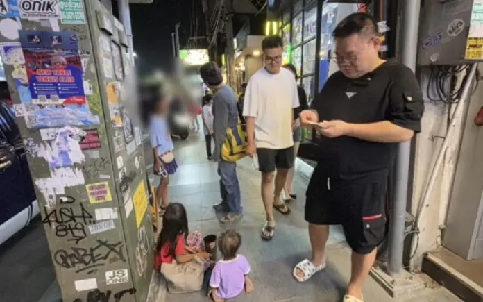 Ausnutzung oder Armut? Kinder betteln in Pattaya – Touristen entsetzt