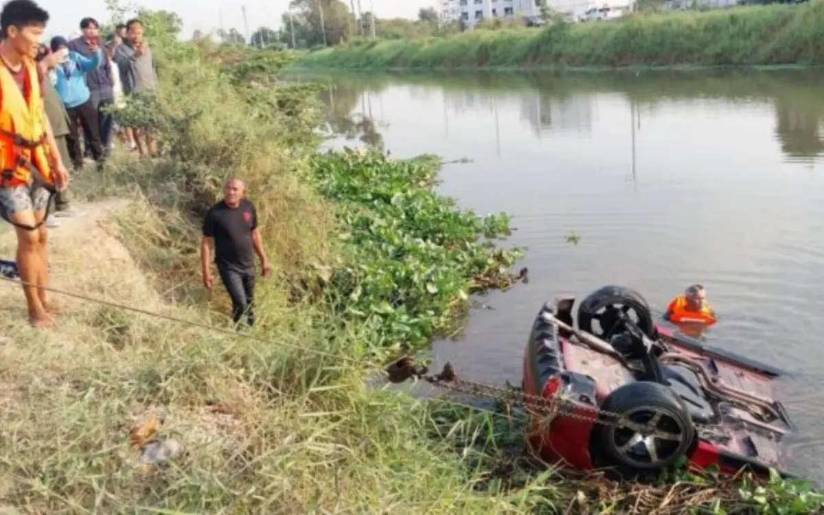 Auto stürzt in Kanal und endete tödlich nachdem Vater in Pathum Thani Frühstück kaufen wollte