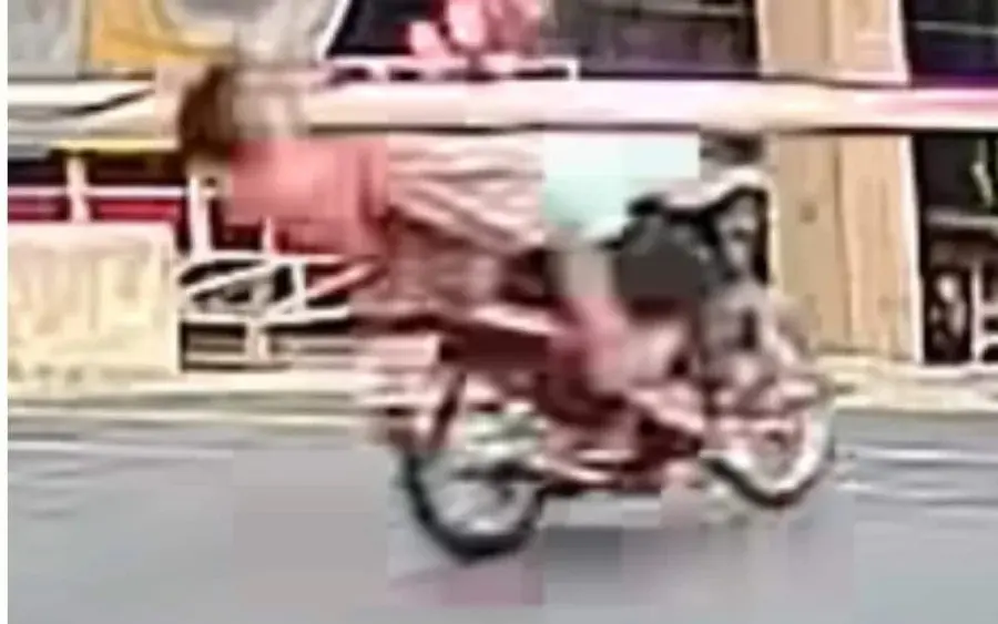 Bangkok: Frau bei riskantem Manöver an Schranke schwer verletzt – Video