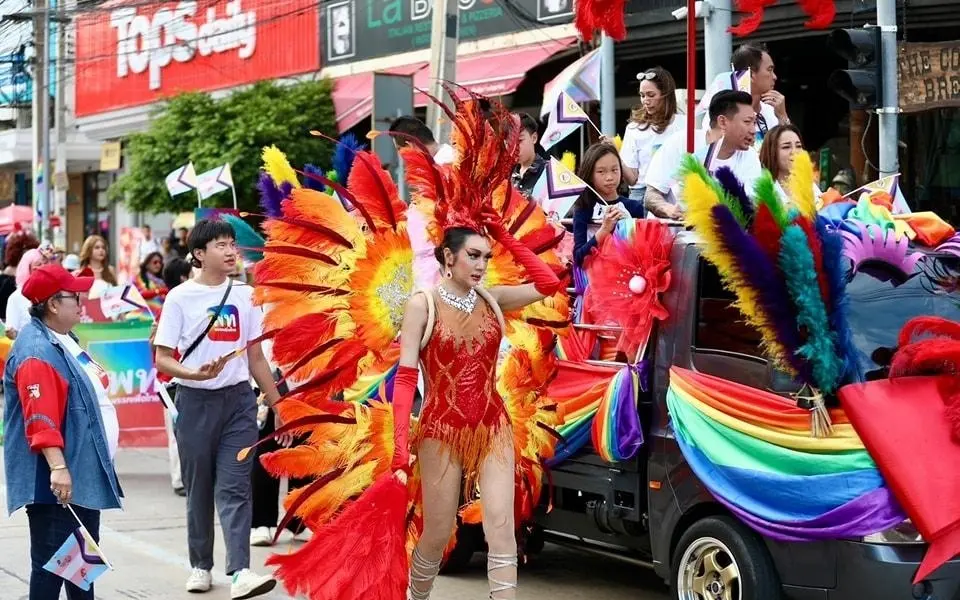 Bangkok leuchtet in Regenbogenfarben