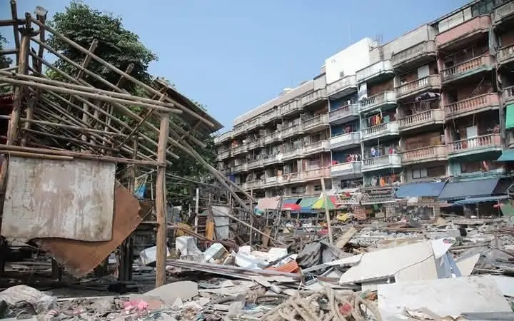 Beamte aus Pattaya zerstören illegale Bauten, um Drogen- und illegale Aktivitäten einzudämmen