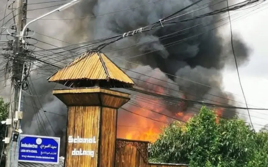 Behinderter Mann entkommt Flammen – 300.000 THB Bargeld verbrennen