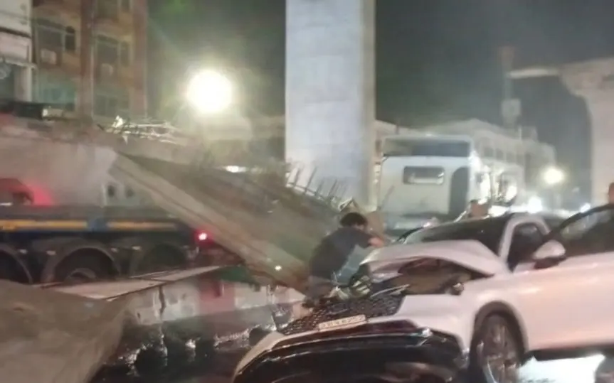 Betonplatte zermalmt Auto