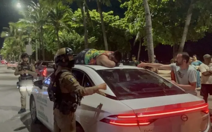 Unfassbare Bilder: Betrunken aufs Taxidach – Polizei-Einsatz