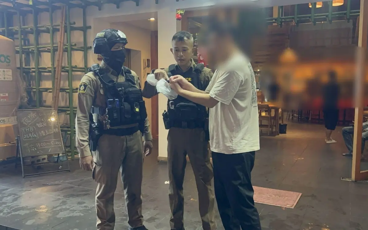Betrunkener Chinese sticht Fremden nieder