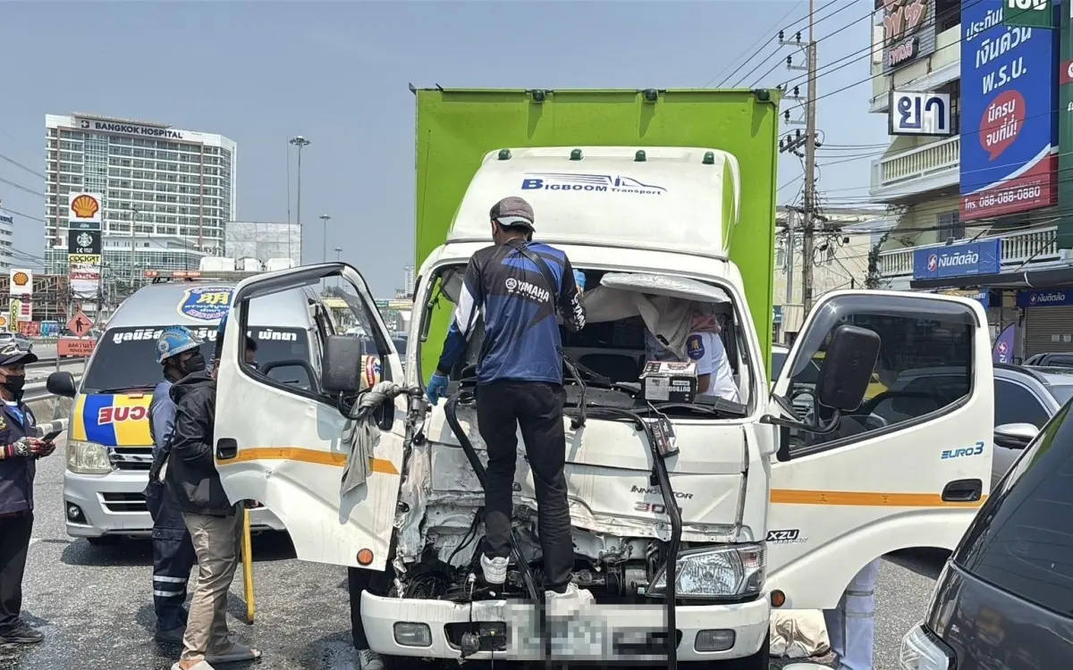 Betrunkener LKW-Fahrer bei schwerem Unfall auf der Sukhumvit Road in Pattaya verletzt und im Fahrzeug eingeklemmt