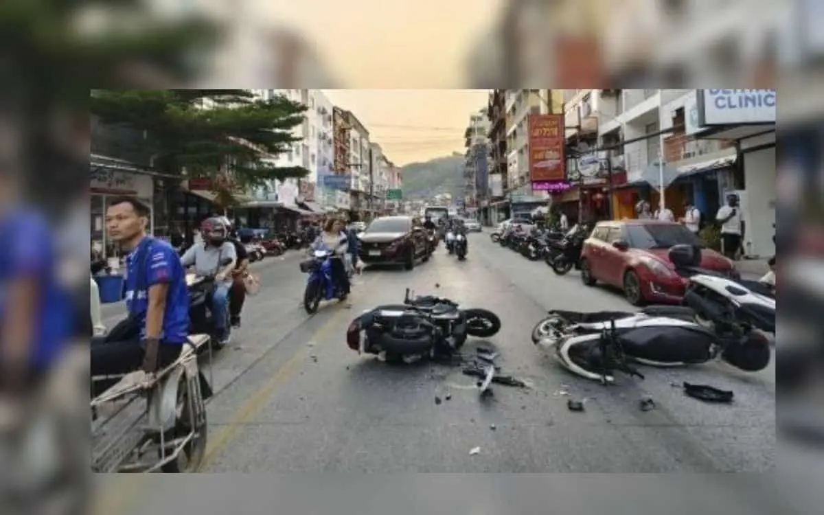 Betrunkener Tourist nach Zusammenstoß mit Polizeibeamten auf Motorrad in Patong auf der Stelle festgenommen