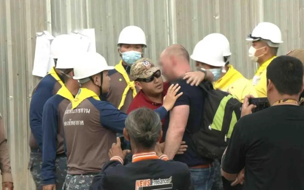 Betrunkener Ungar randaliert an eingestürztem Gebäude – Meine Freunde sind da drin!