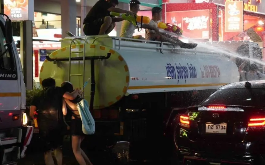 Chinesische Touristen verwandeln Songkran in Wasser-Chaos – Polizei greift ein