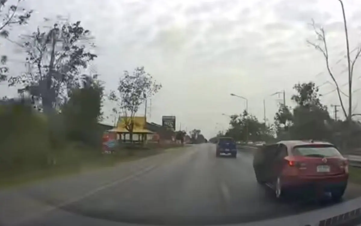 Dashcam-Aufnahme aus Ratchaburi: Geisteskranker springt bei 120 km/h aus dem Auto – Von Fahrzeug schwer verletzt