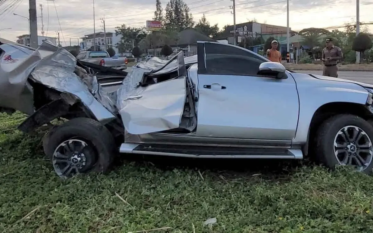 Dein Freund und Helfer: Polizei-Pickup kollidiert mit Laternenpfahl in Cha-Am – Drei Verletzte