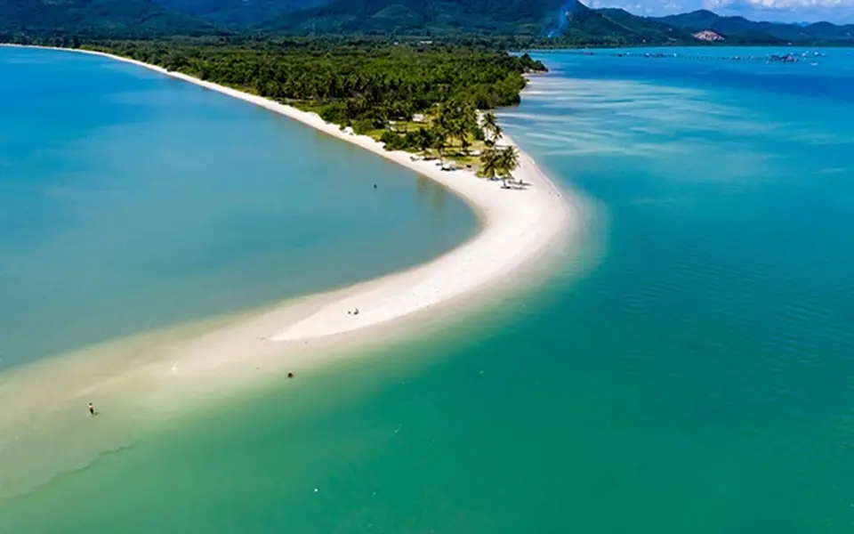 Der „Cape Beach“ in Phang-Nga, der als „Malediven Thailands“ bezeichnet wird, zieht an den Wochenenden Touristen an