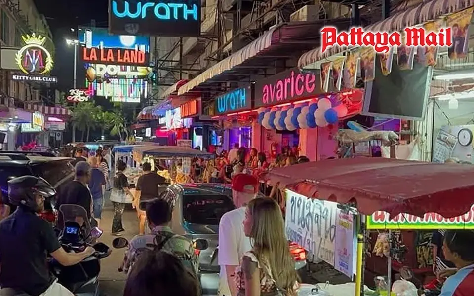 Die Polizei von Pattaya sperrt Soi 6 – Polizei geht rigoros gegen Straßenhändler und illegale Packerei vor