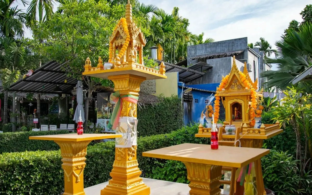 Entdecken Sie die faszinierende Welt der thailändischen Geisterhäuser: Ein Blick auf Tradition und Spiritualität