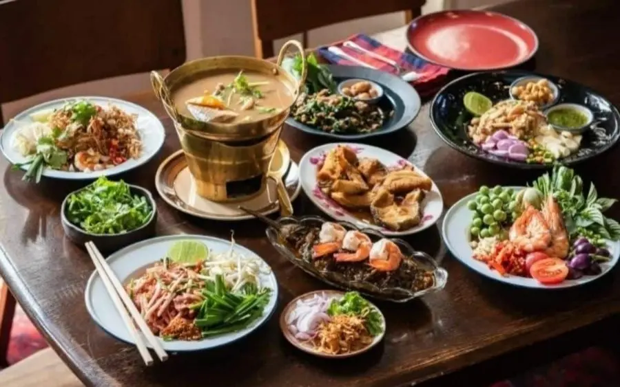 Essen für 50 Baht: Gastronomen zu Billigpreisen gezwungen – sonst Pleite!
