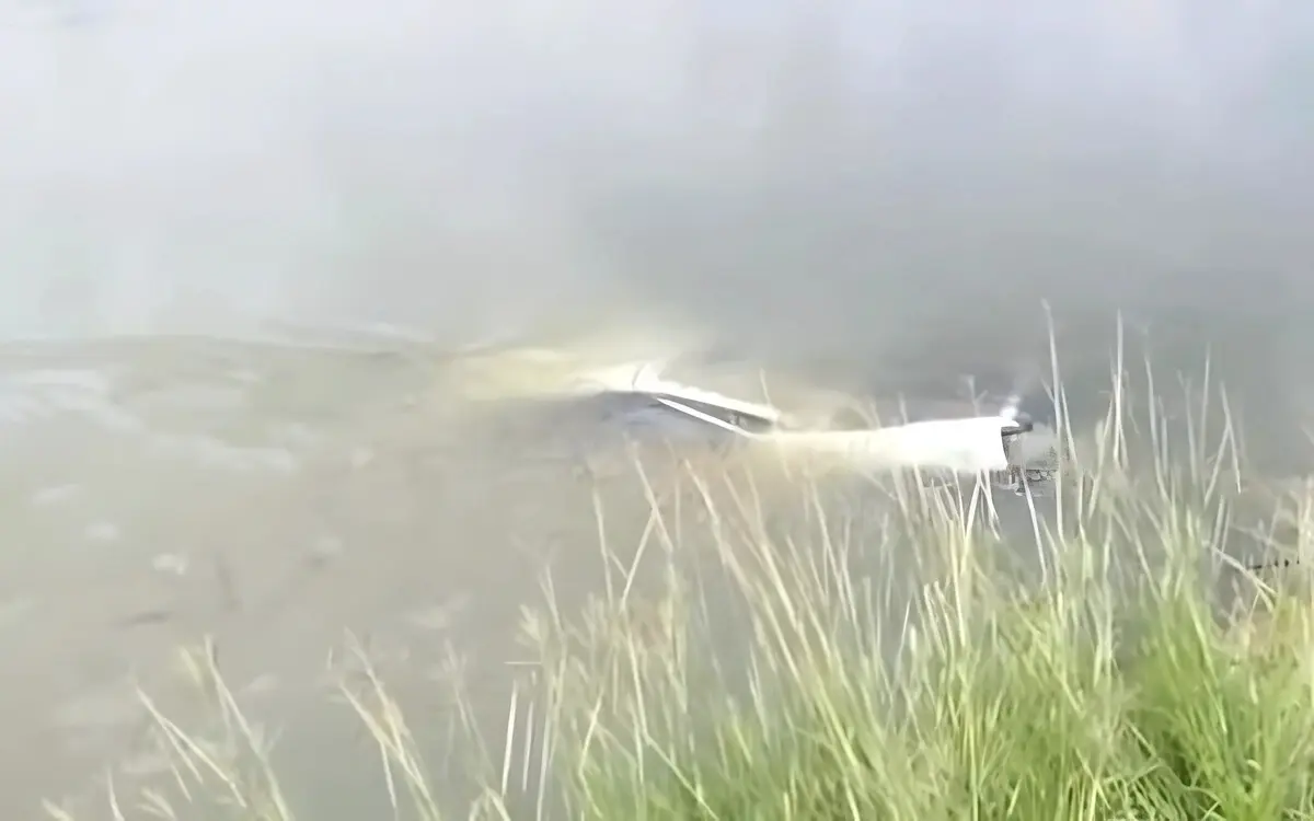 Fahrzeug stürzt in Kanal, Frau tot im Inneren aufgefunden – Tragischer Vorfall stellt viele Fragen