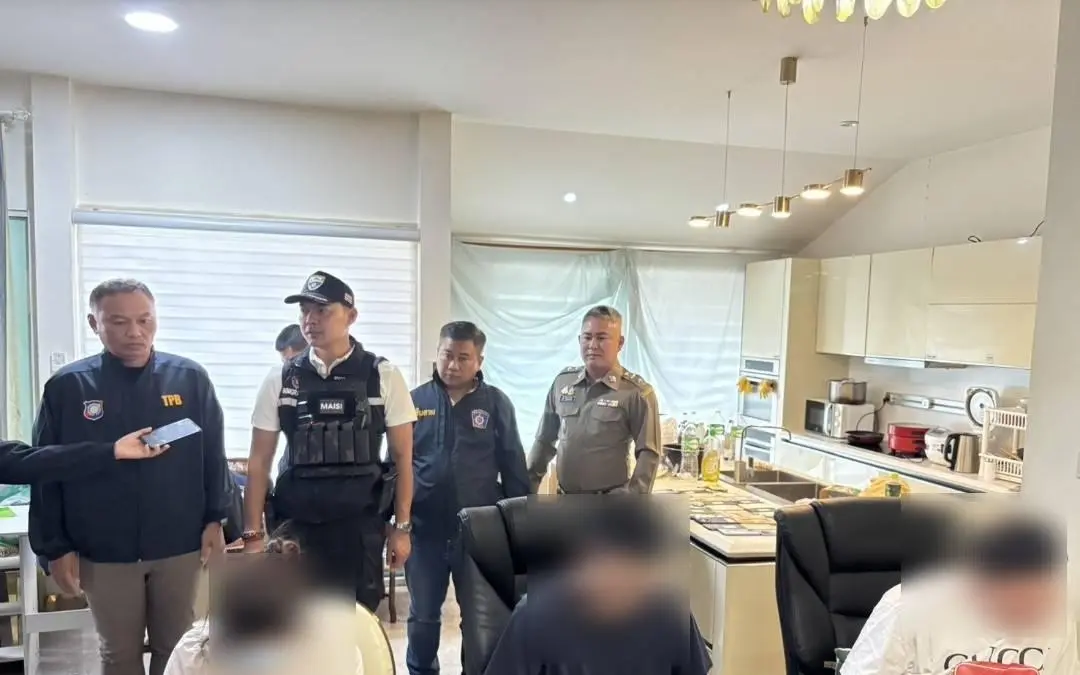 Festnahme einer chinesischen Gruppe ohne Arbeitserlaubnis in Pattaya wegen illegalem Online-Glücksspielbetriebs