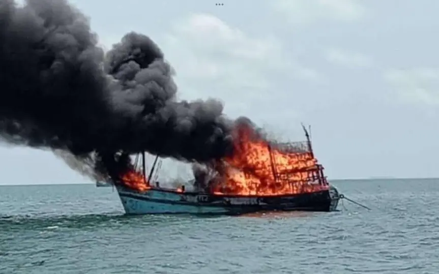 Feuer-Inferno auf Trawler: Flammen zwingen Crew zur Not-Evakuierung
