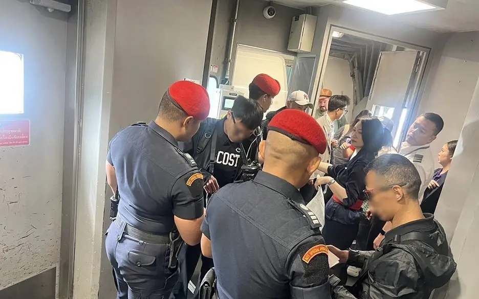 Skandal im Flugzeug! Passagiere beklaut – Zeuge schreitet ein