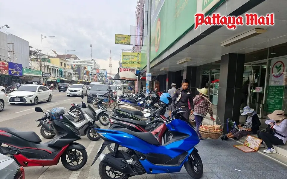 Gesetz zum Parken auf dem Bürgersteig scheitert kläglich: Motorräder und wilder Verkehr plagen Pattaya