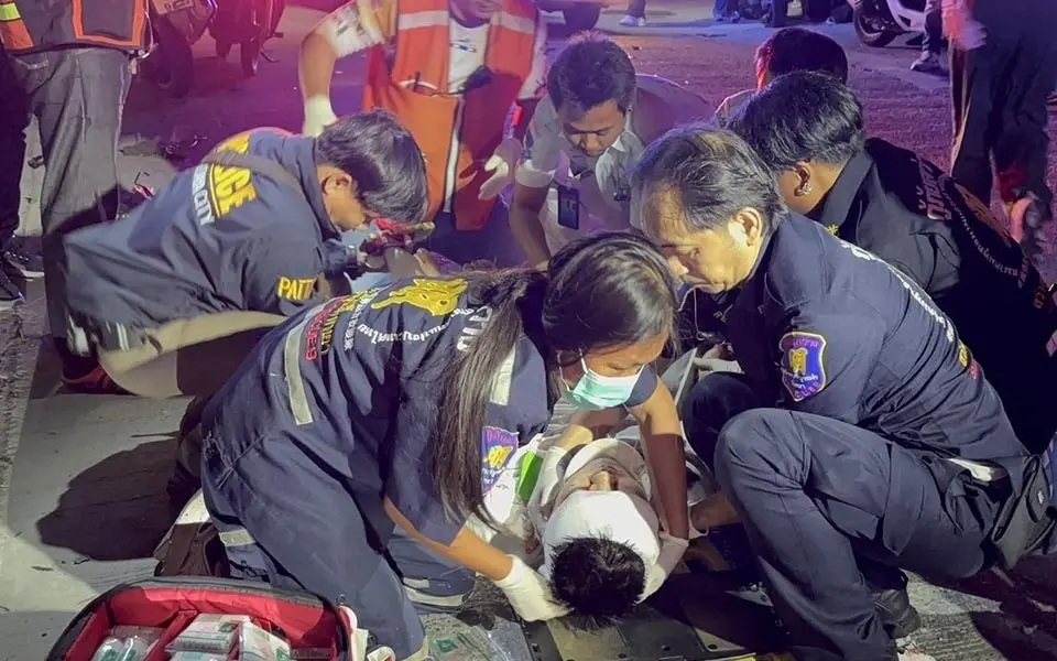 Horror-Crash in Pattaya: Tourist kracht mit Kawasaki in Strommast