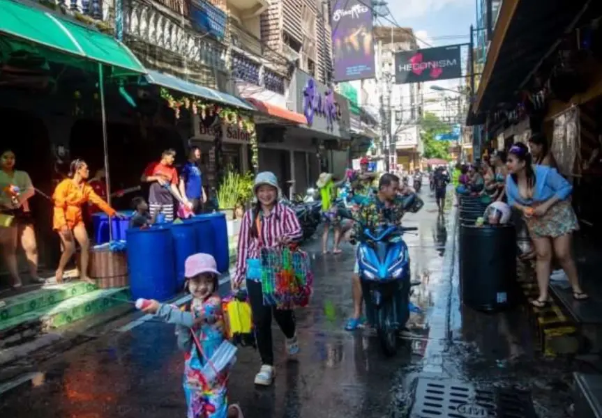 Pattaya brennt! Songkran-Party startet früher – Wasser-Schlacht auf Soi 7-8