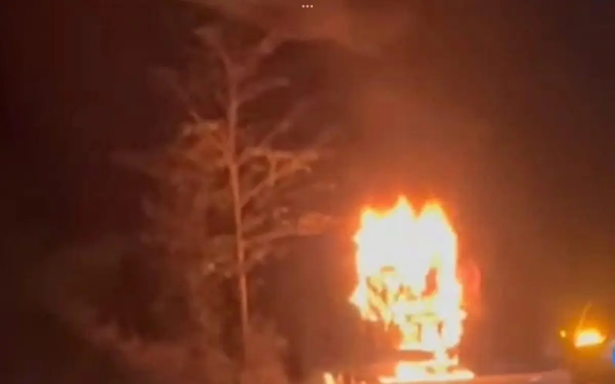 Inferno auf der Phahonyothin-Straße: Passagiere entkommen Flammen im Bus zwischen Bangkok und Chiang Mai