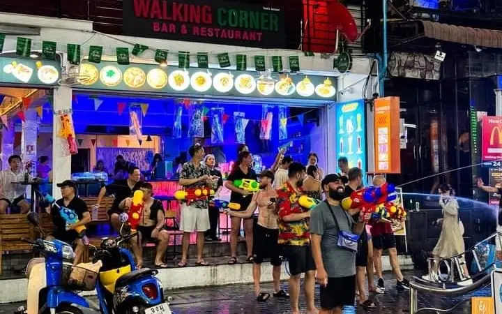 Ist es illegal während Songkran jemanden mit Wasser zu bespritzen der nicht nass werden will?