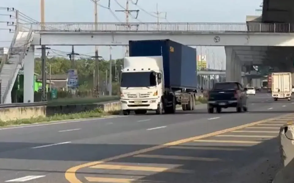 LKW-Fahrer rast auf der falschen Strassenseite – „Ich sterbe sowieso!“