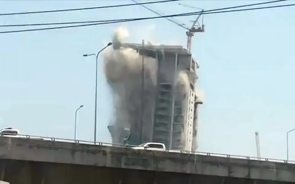 Mega-Beben in Bangkok lässt 30 Stockwerke einstürzen – Min. 2 Tote, 80 Vermisste