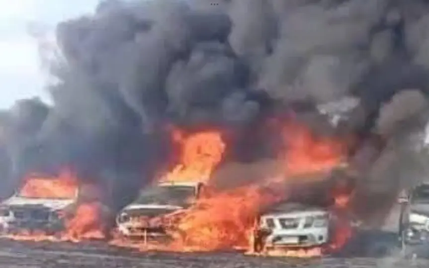Millionenschaden! Reisfeld-Feuer frisst Festival-Autos in Minuten (Video)