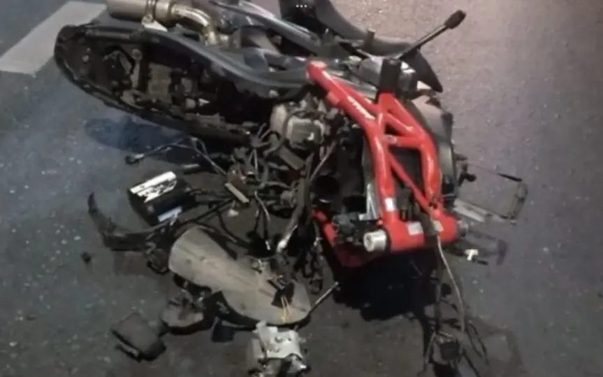 Motorrad zerbricht an LKW-Heck – Junges Paar sofort Tod