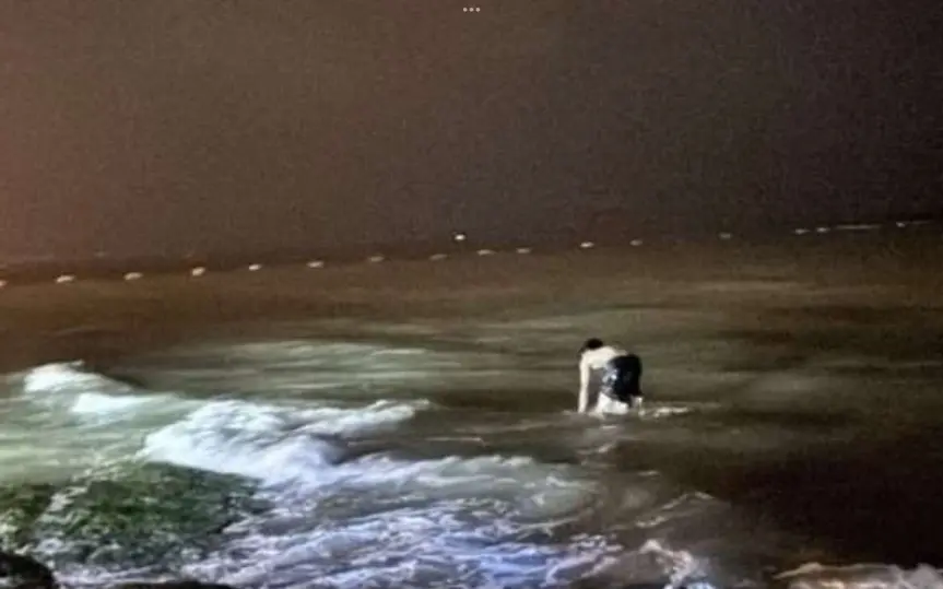 Motorraddiebstahl fehlgeschlagen: Teenager flieht vor Polizei ins Meer und kehrt zurück – Ein unverhofftes Ende in Pattaya