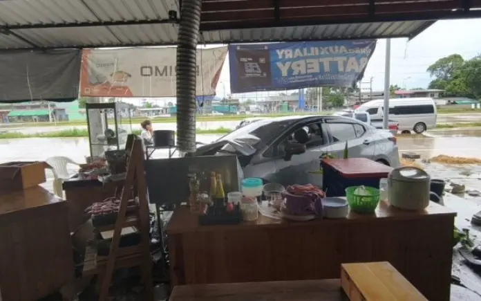 Nissan kracht in Imbiss – Touristen schwer verletzt