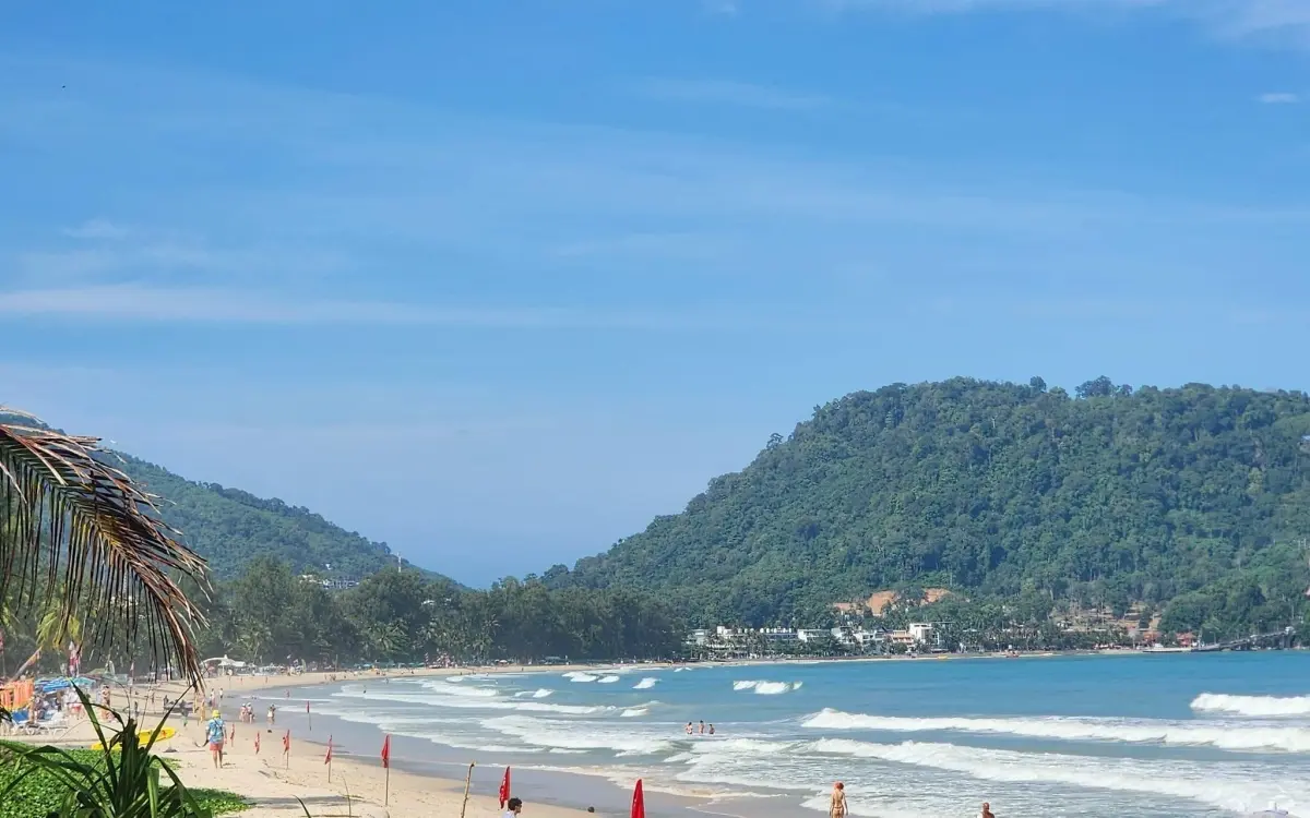 Parasailing-Unfall in Phuket: Tourist stürzt ab – Bein gebrochen