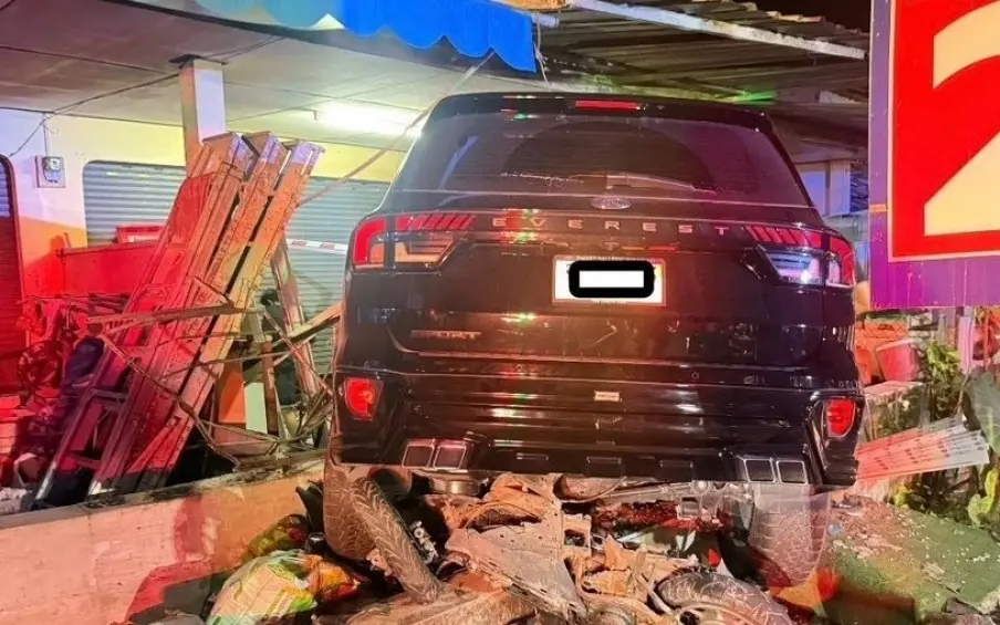 Pattaya: Raser zerstört Haus (Video)