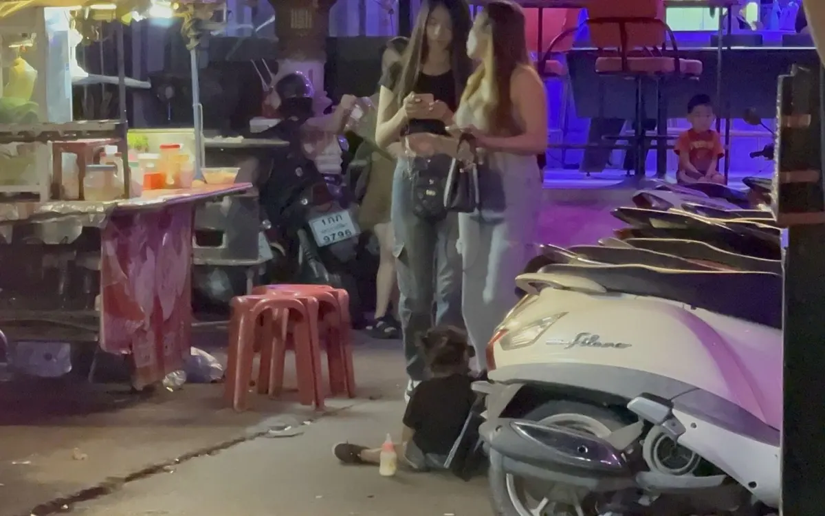 Pattaya, Thailand – Touristen am Ende! Bettler auf Walking Street vermiesen den Urlaub