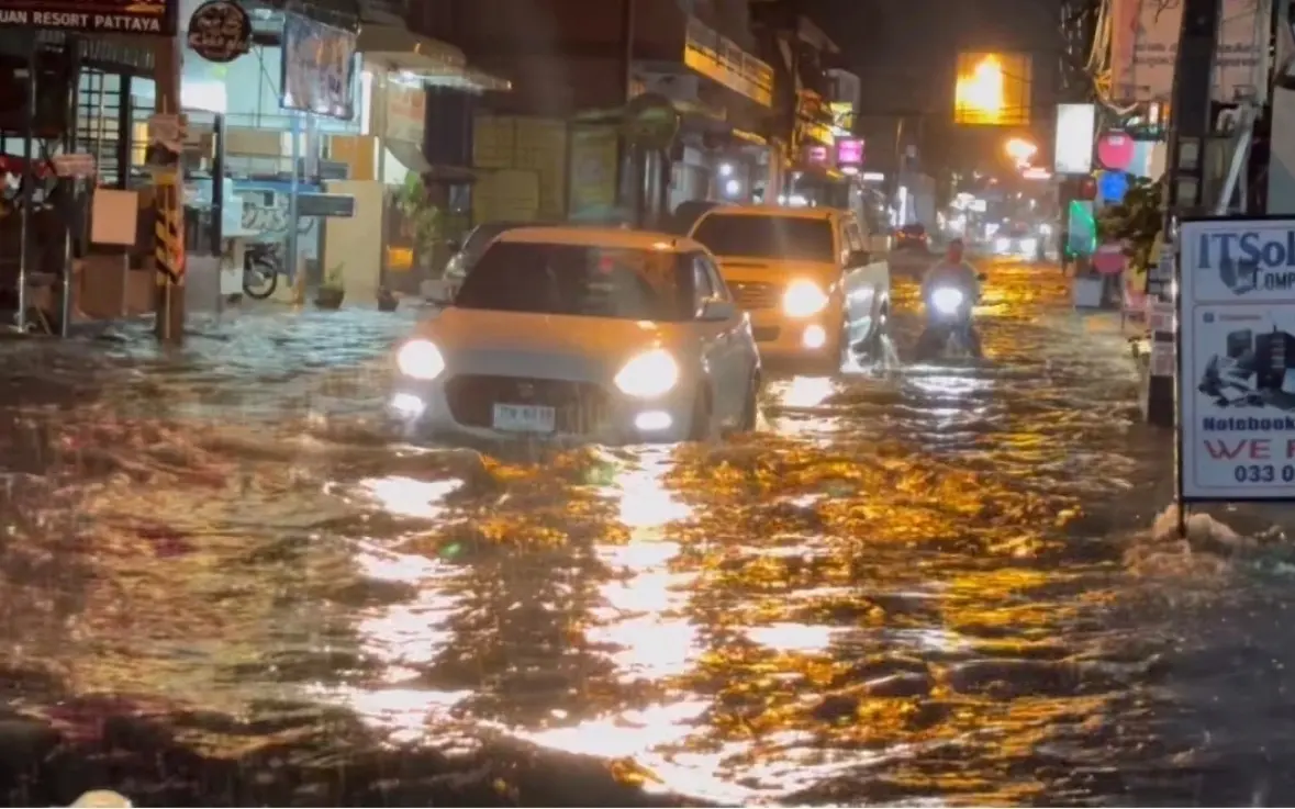Pattaya versinkt im Regen