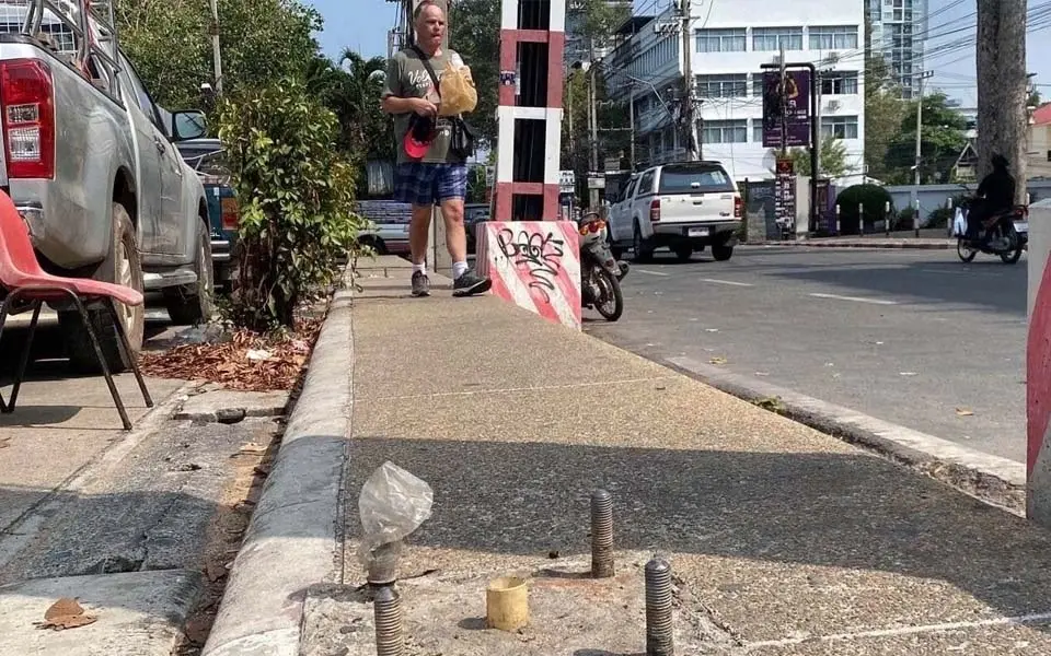 Pattayas Fußgänger-Albtraum: Gefährliche Überquerungen und marode Gehwege und keine Durchsetzung der Behörden