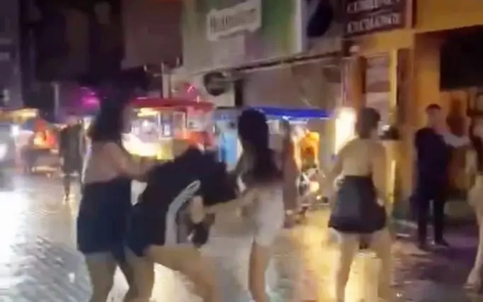 Pattayas Nachtleben eskaliert: Frauen kämpfen um Touristen – Video